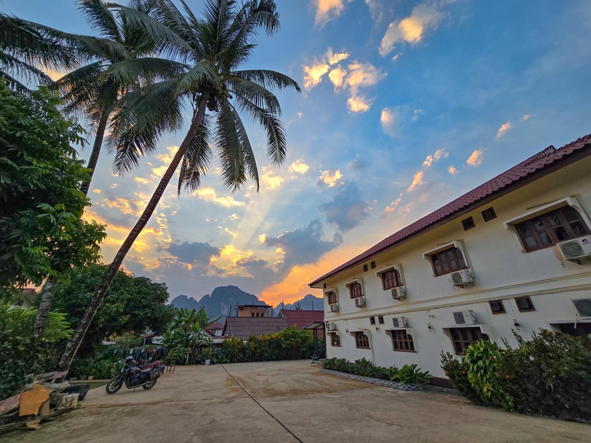 Saphaothong Guesthouse Vang Vieng Luaran gambar