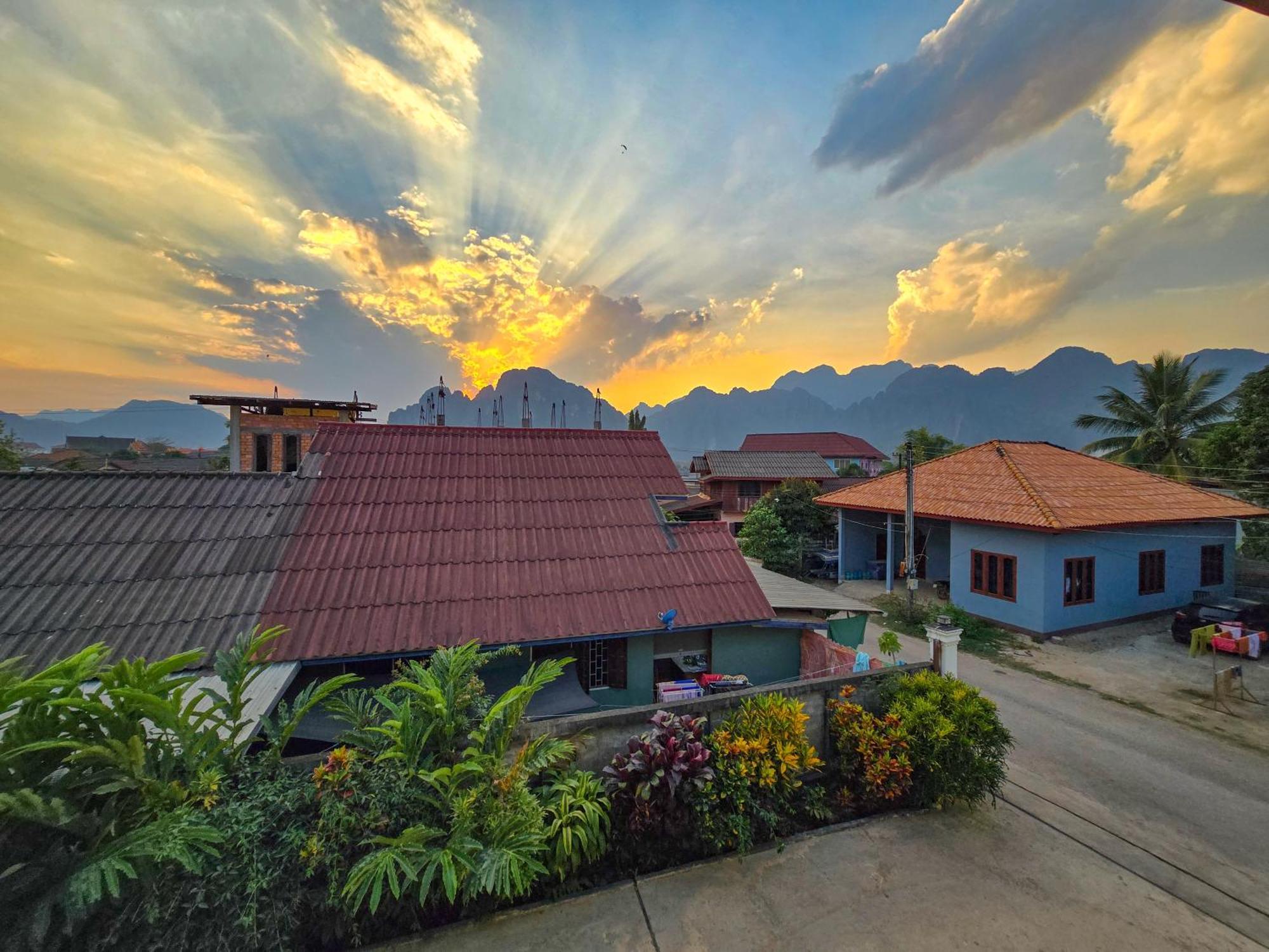 Saphaothong Guesthouse Vang Vieng Luaran gambar
